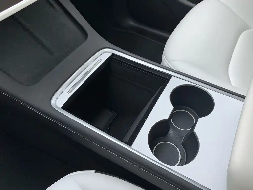 Tesla Model Y — миниатюра 21