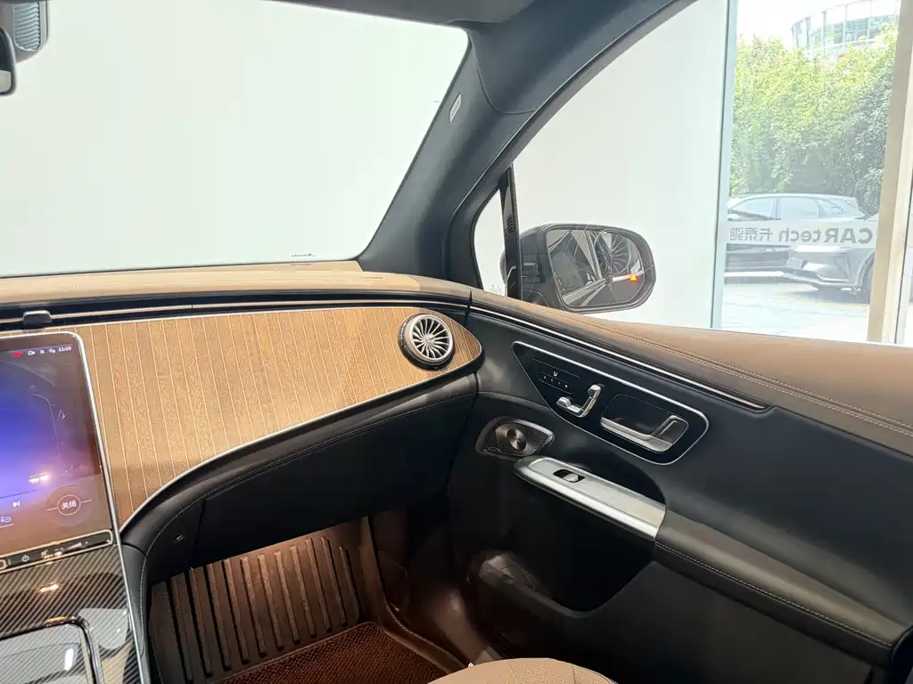 Mercedes-Benz EQE SUV — миниатюра 15