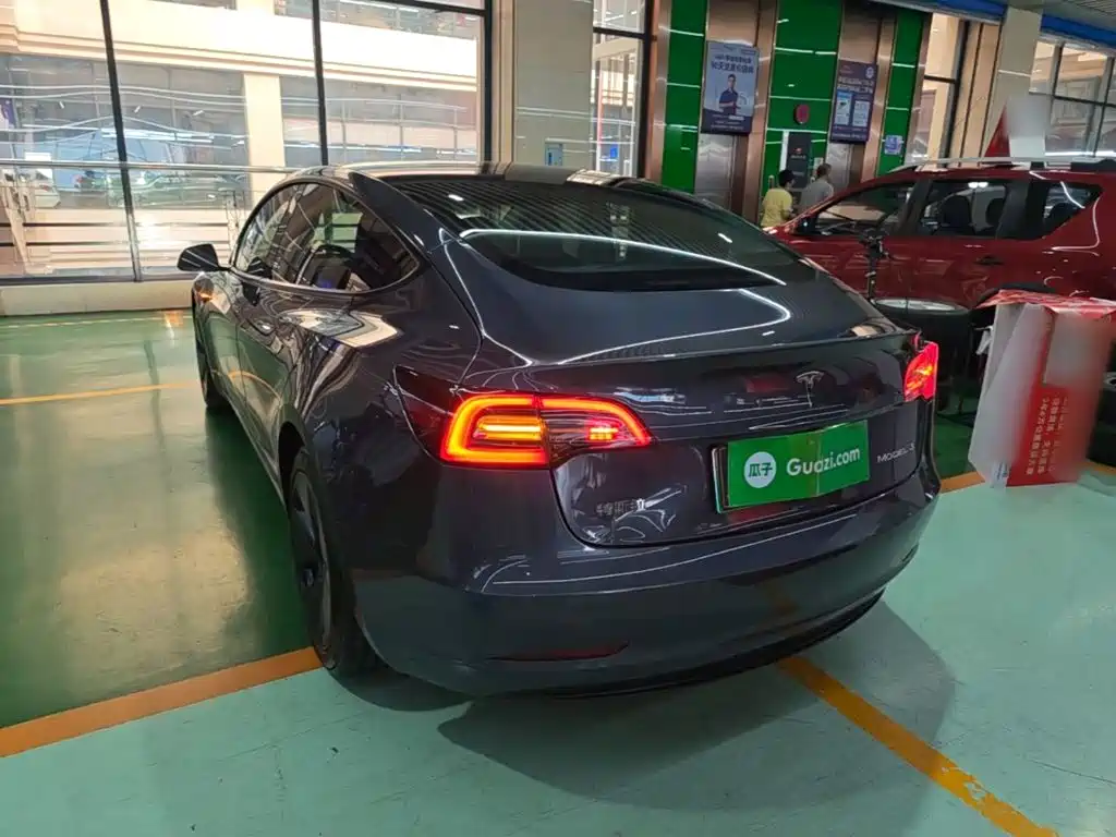 Tesla Model 3 — миниатюра 5