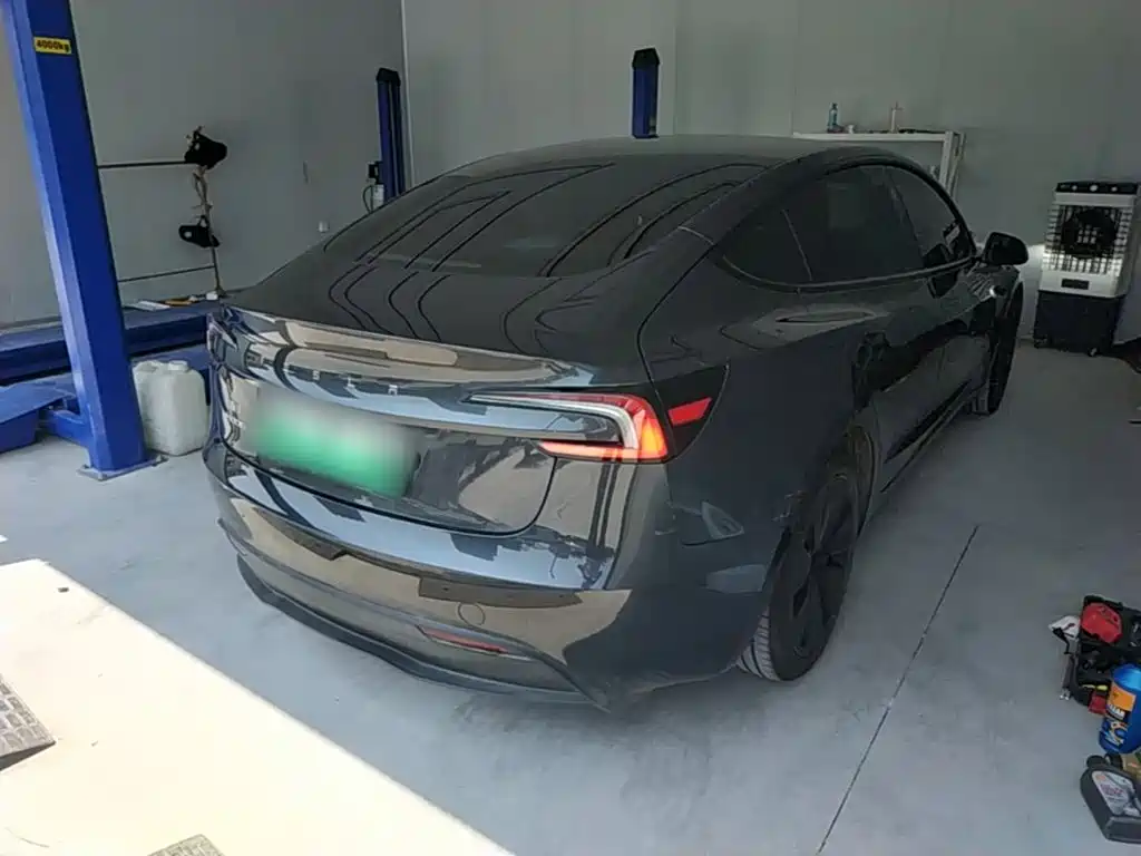 Tesla Model 3 — миниатюра 7