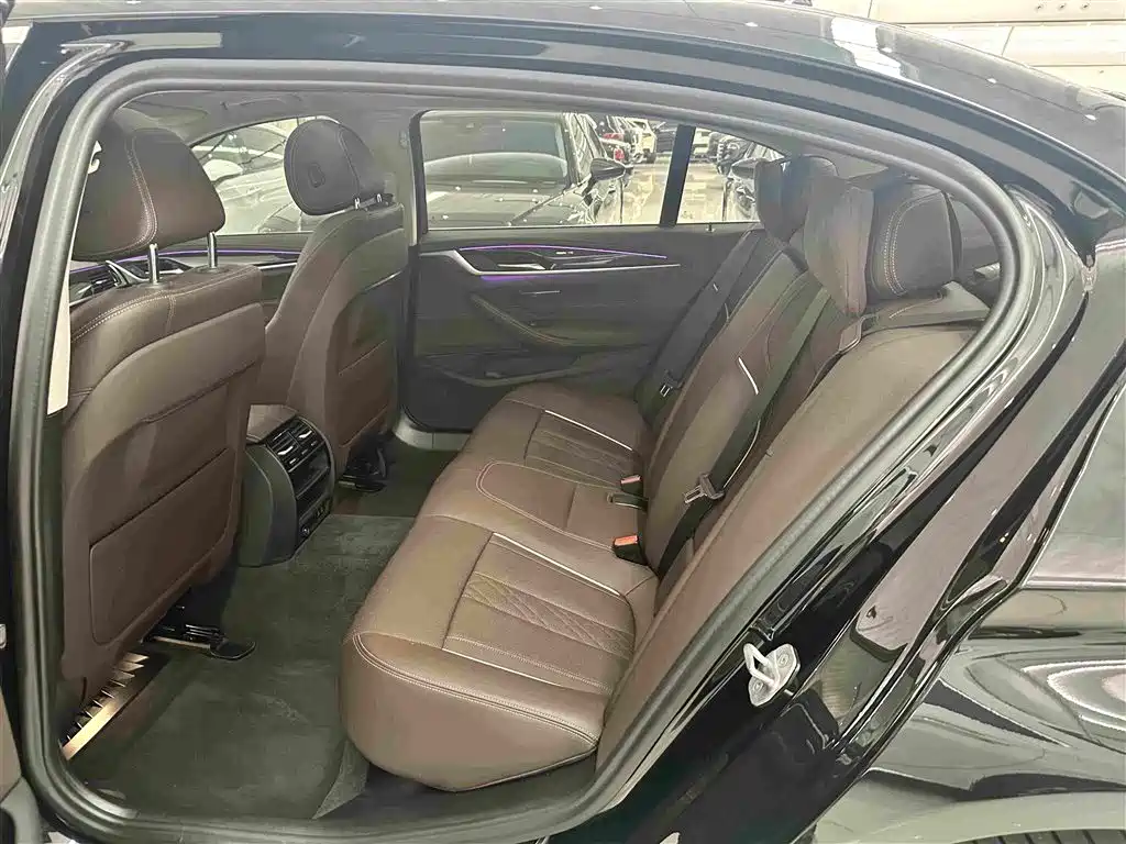 BMW 5 Series — миниатюра 13