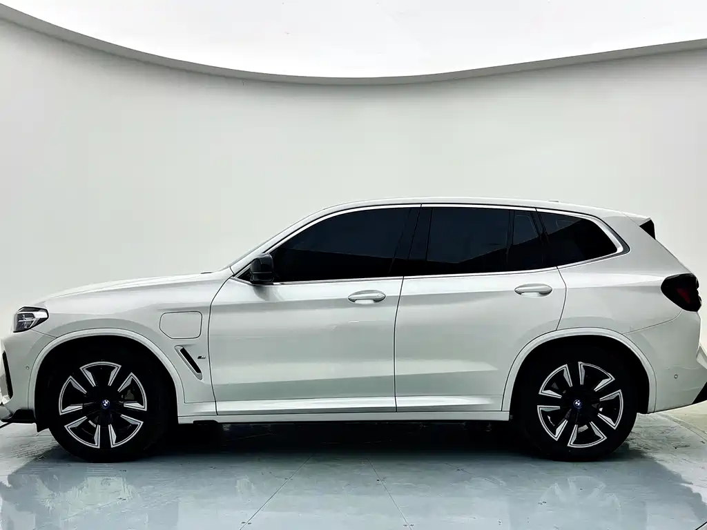 BMW iX3 — миниатюра 9