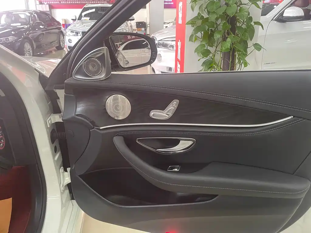 Mercedes-Benz E-Class — миниатюра 5