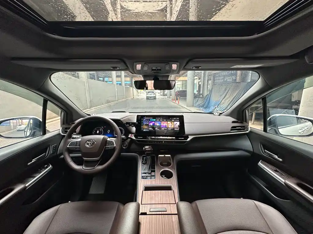 Toyota Granvia — миниатюра 11