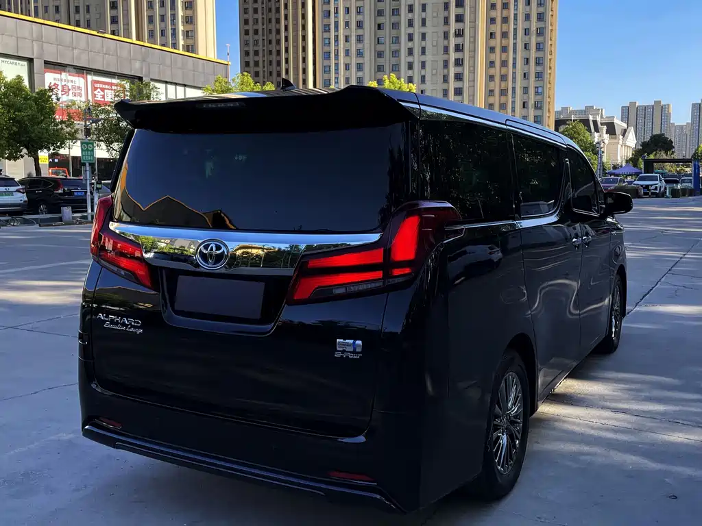 Toyota Alphard — миниатюра 5