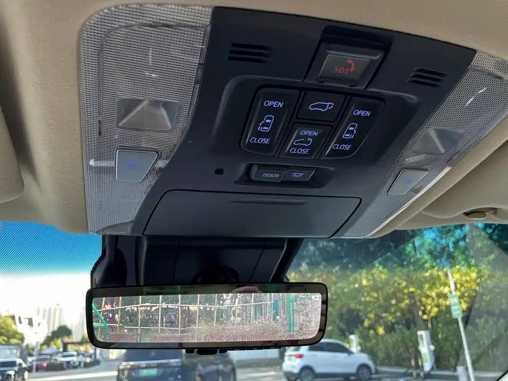 Toyota Alphard — миниатюра 13