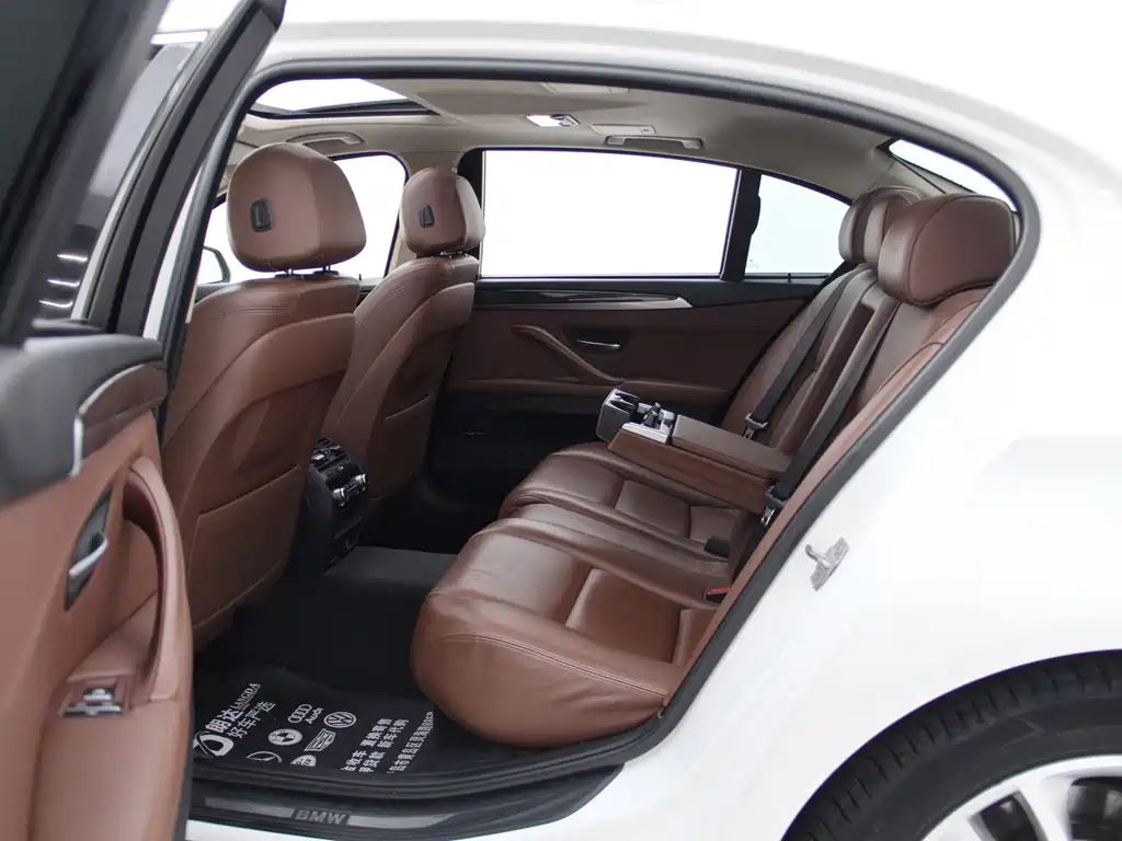 BMW 5 Series — миниатюра 10