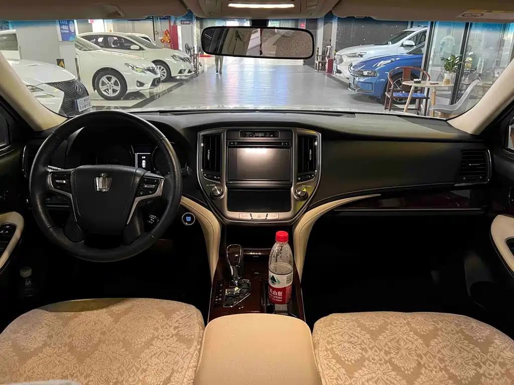 Toyota Crown — миниатюра 4