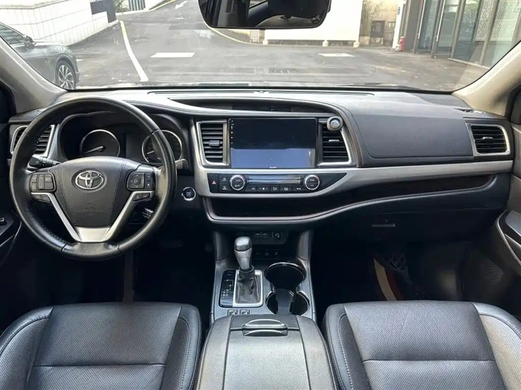 TOYOTA HIGHLANDER