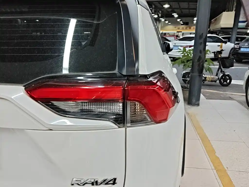 Toyota RAV4 — миниатюра 8