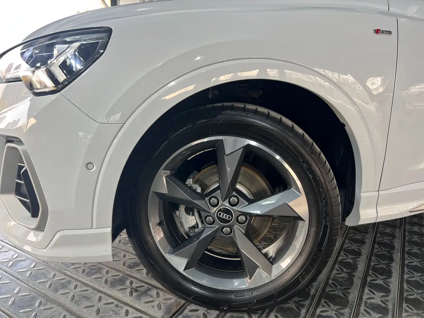 Audi Q3 2023 Белый из Китая