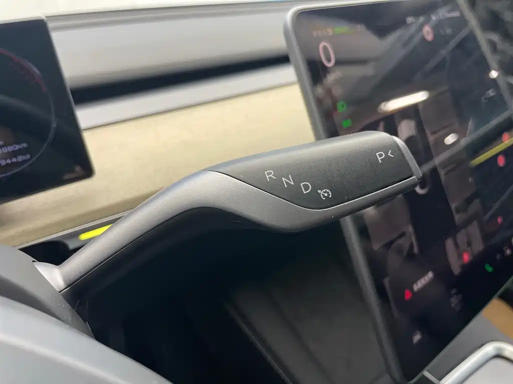 Tesla Model Y — миниатюра 16