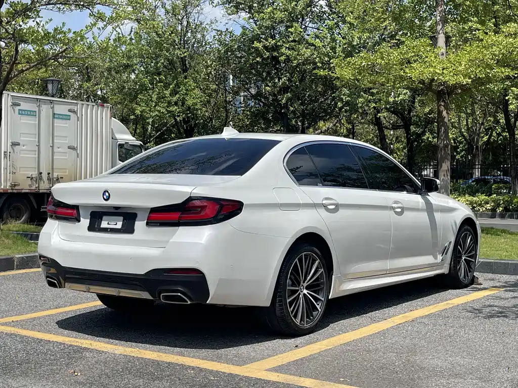BMW 5 Series — миниатюра 6