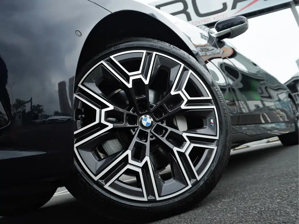 BMW 5 Series — миниатюра 4