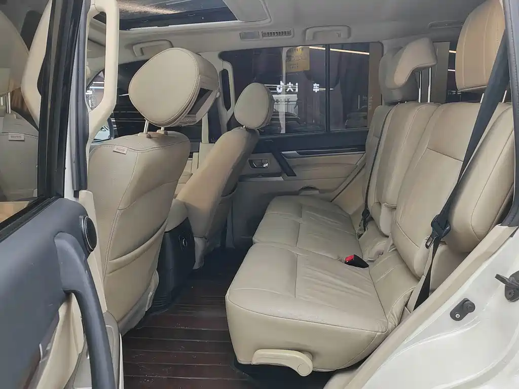 Mitsubishi Pajero (Import) — миниатюра 8