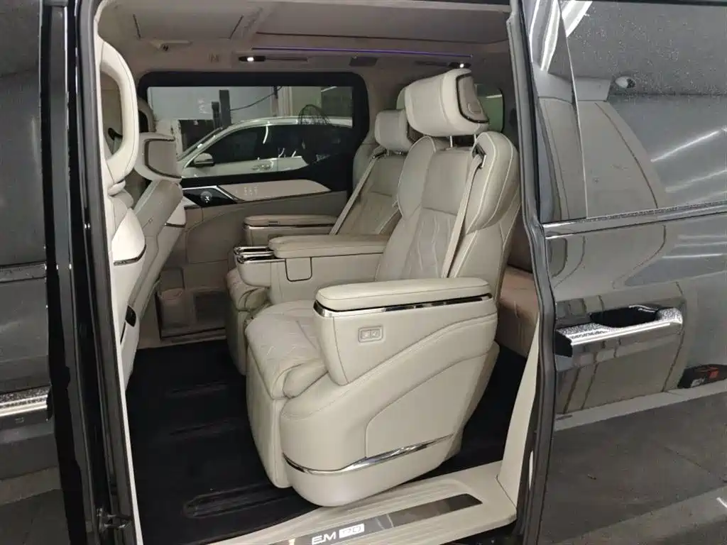 Volvo EM90 2025 Ultra мест