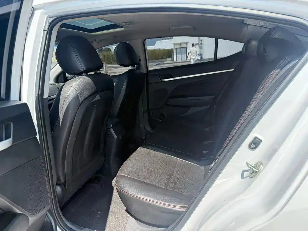Hyundai Elantra — миниатюра 8