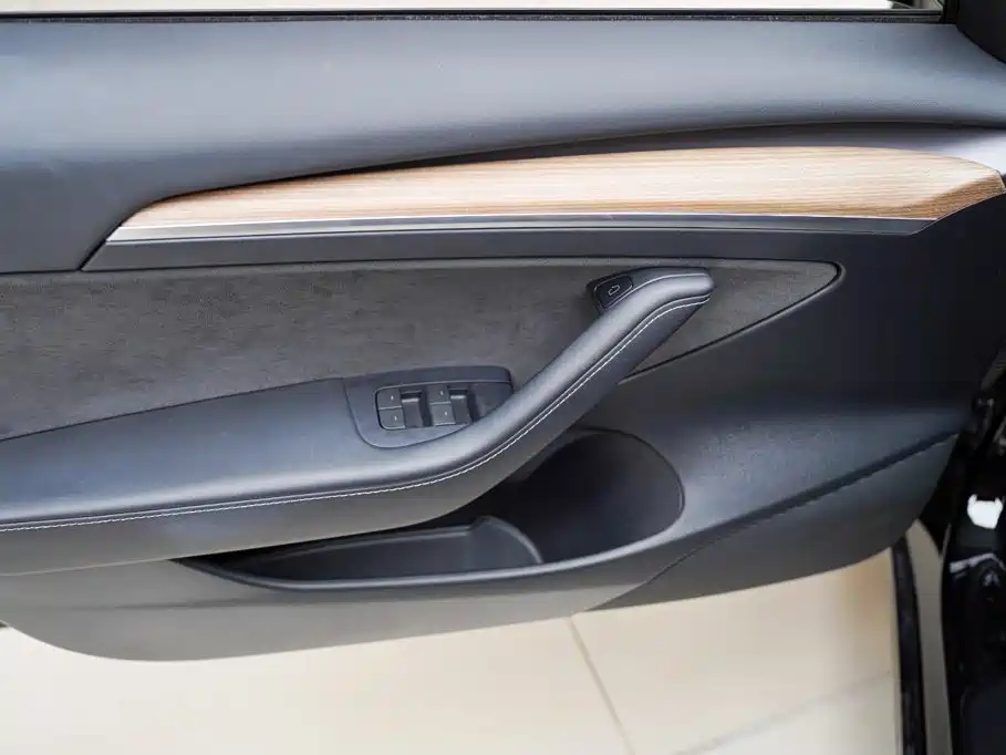Tesla Model 3 — миниатюра 6