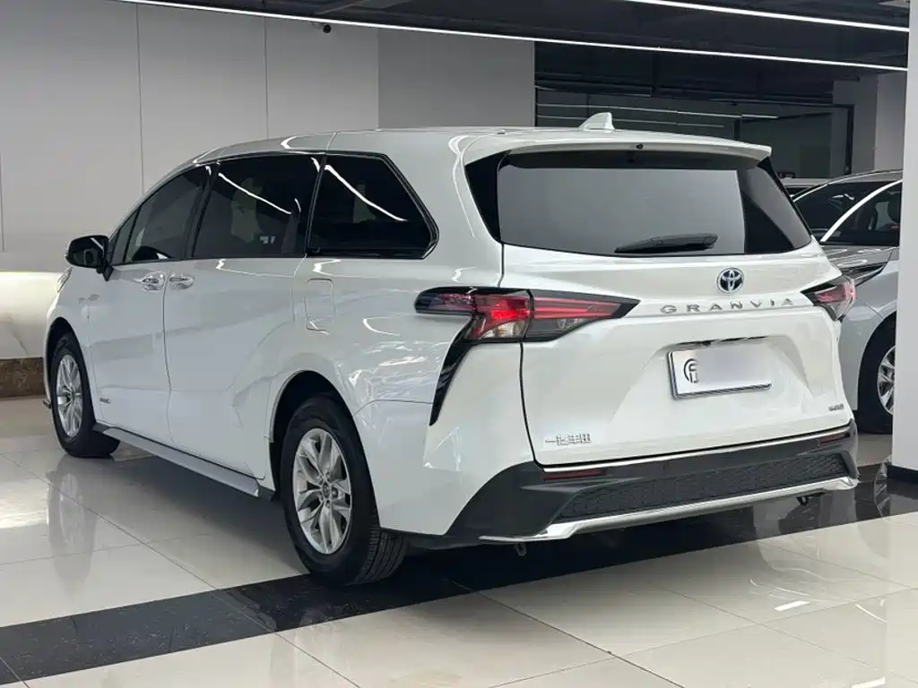 Toyota Granvia — миниатюра 10