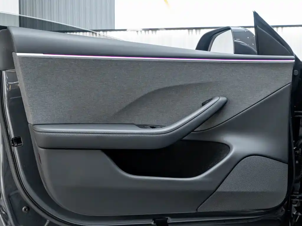 Tesla Model 3 — миниатюра 20