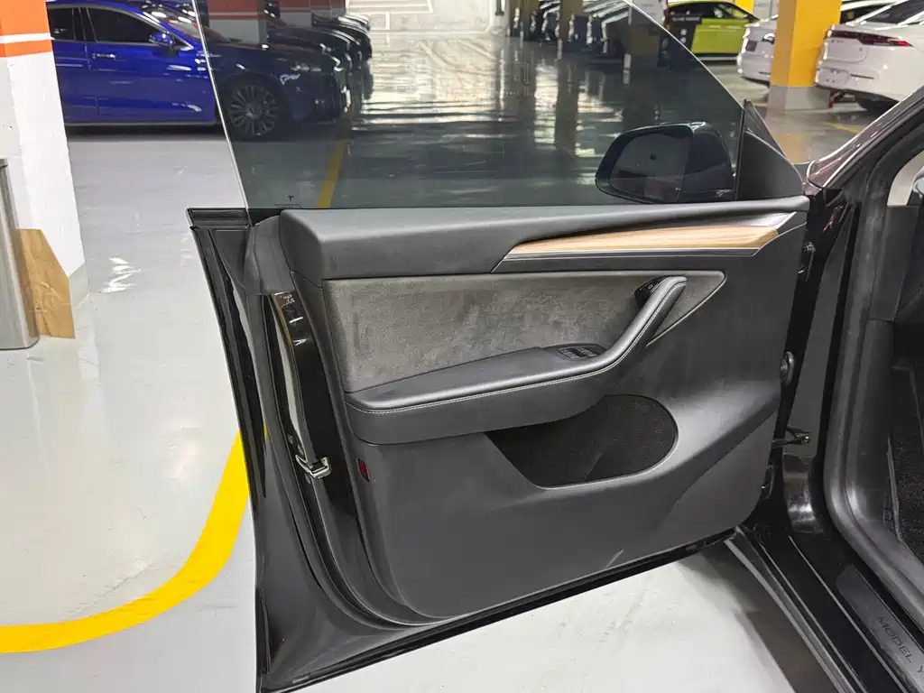 Tesla Model Y — миниатюра 16