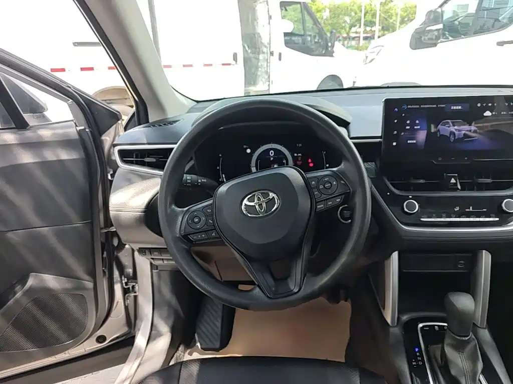 Toyota Corolla Cross — миниатюра 11