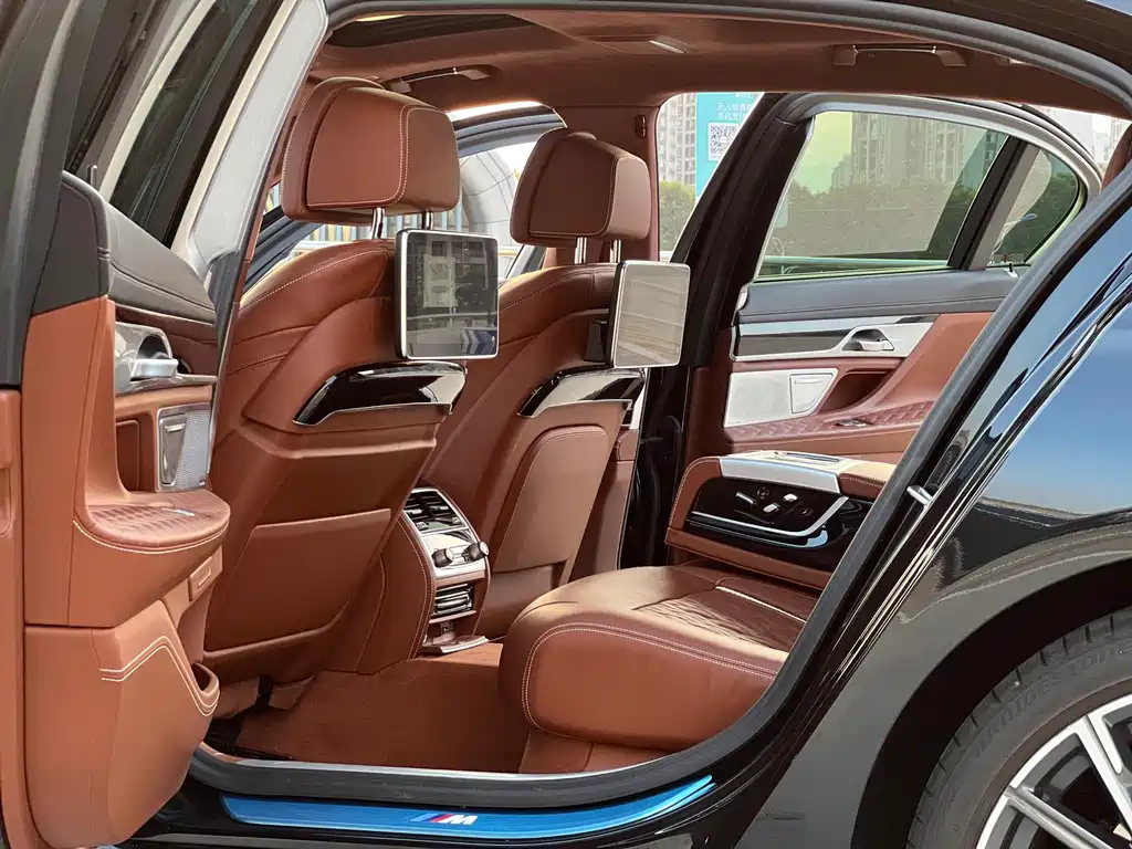 BMW 7 Series — миниатюра 5