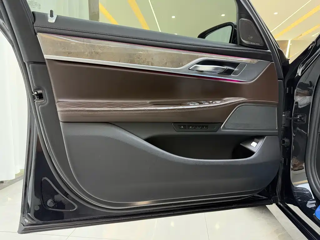 BMW 7 Series — миниатюра 4