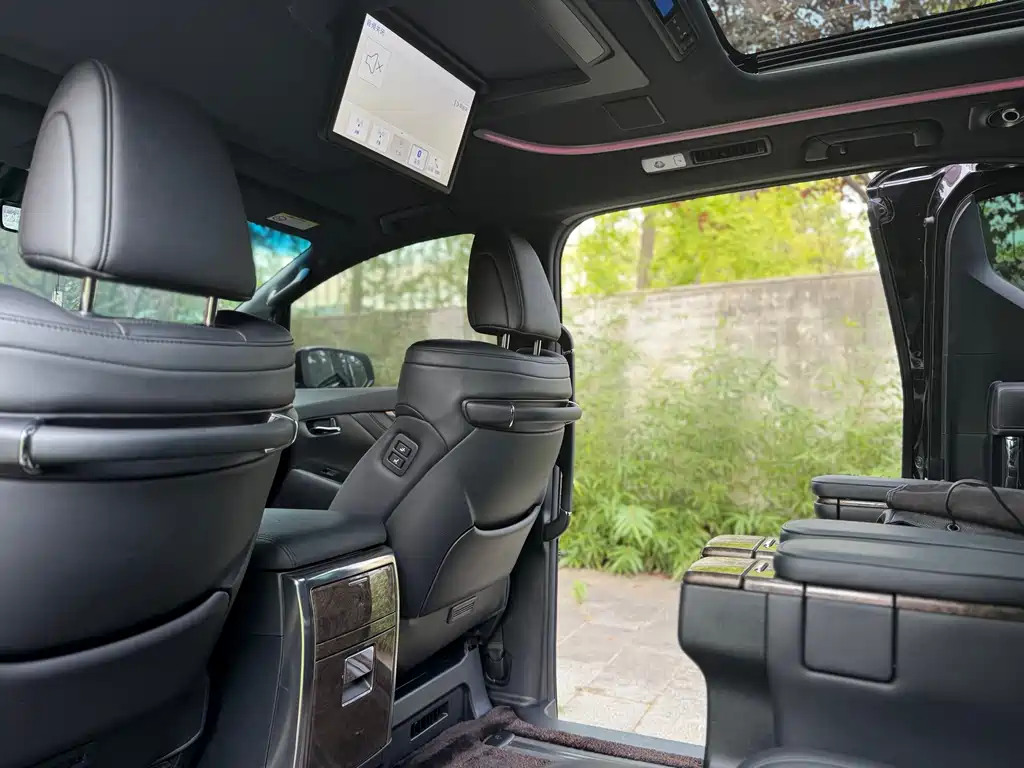 Toyota Vellfire — миниатюра 7