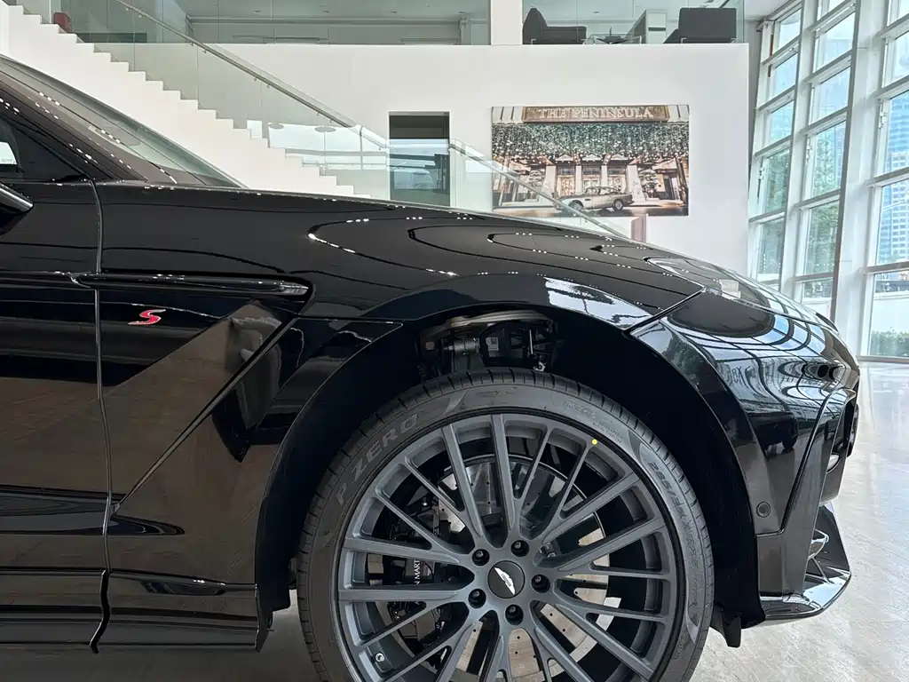 Aston Martin DBX — миниатюра 12