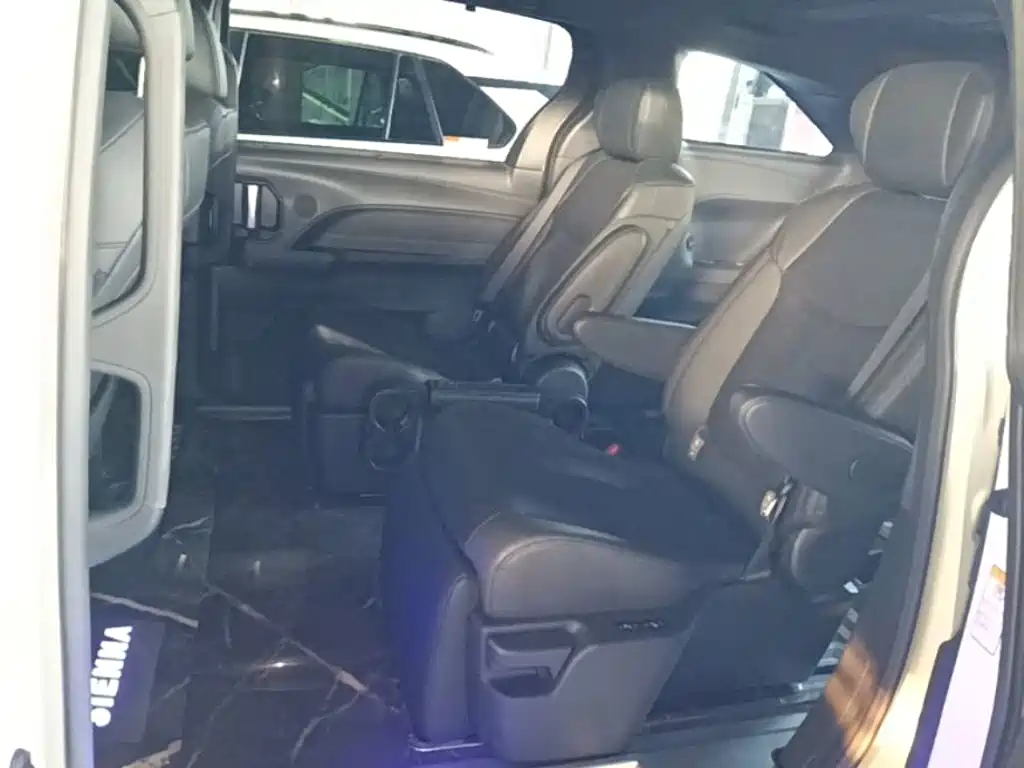 Toyota Sienna — миниатюра 17