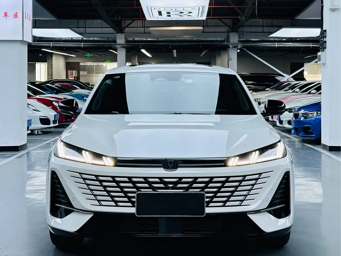 Chang'an Yidong 2025 Белый из Китая