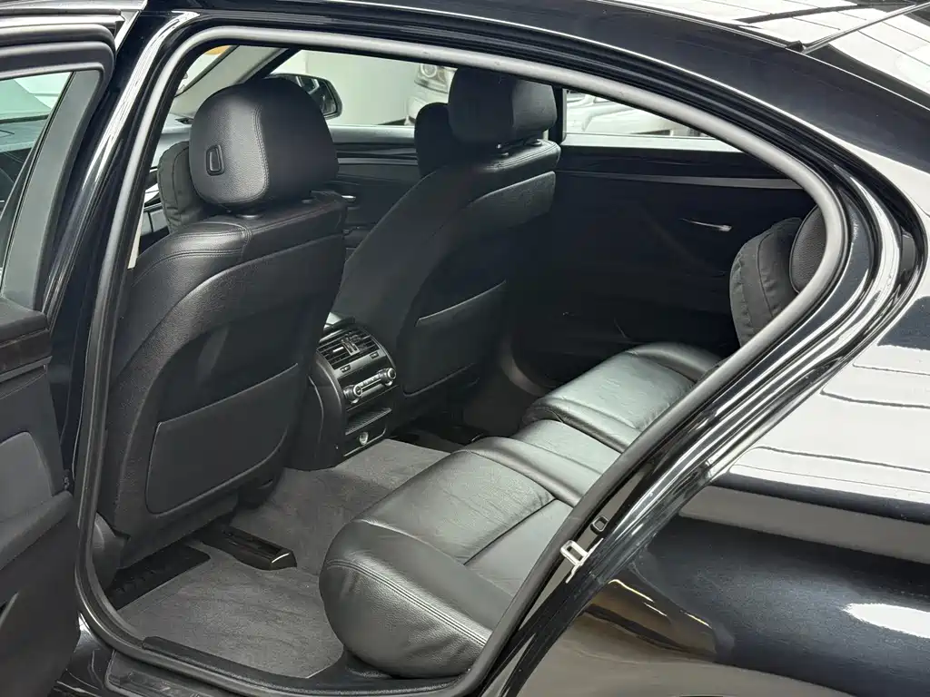 BMW 5 Series — миниатюра 13