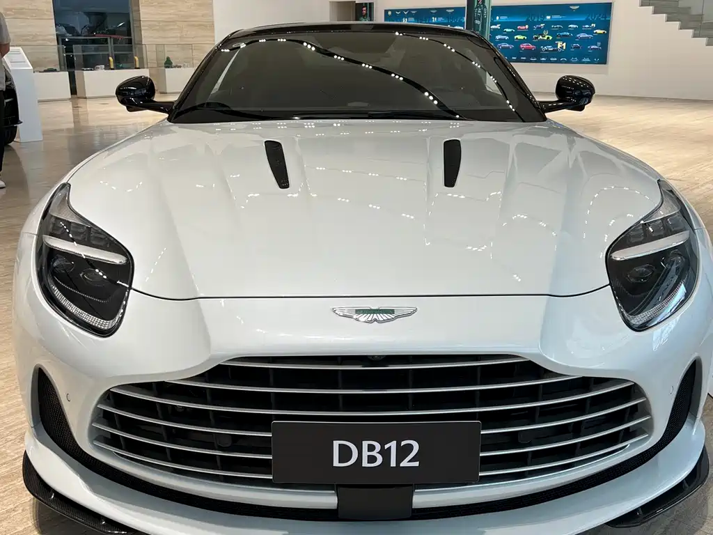 Aston Martin DB12