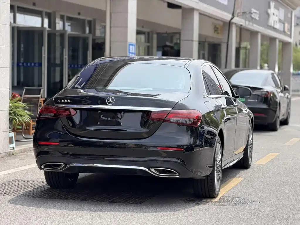 Mercedes-Benz E-Class — миниатюра 12