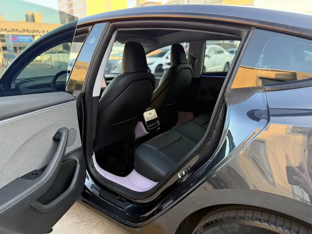 Tesla Model 3 — миниатюра 5