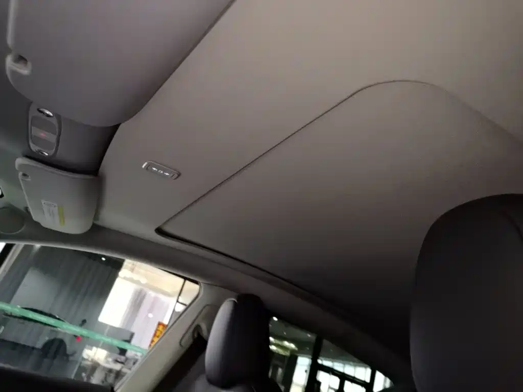 Tesla Model Y — миниатюра 18