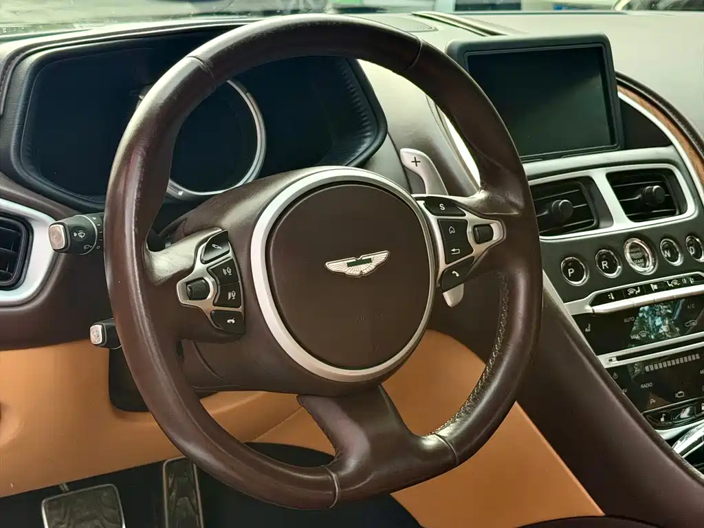 Aston Martin DB11 — миниатюра 8