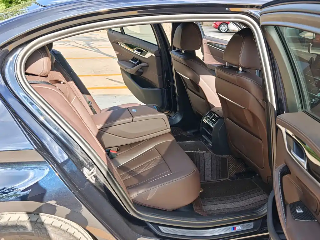 BMW 5 Series — миниатюра 12