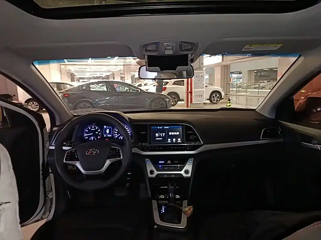Hyundai Elantra — миниатюра 10
