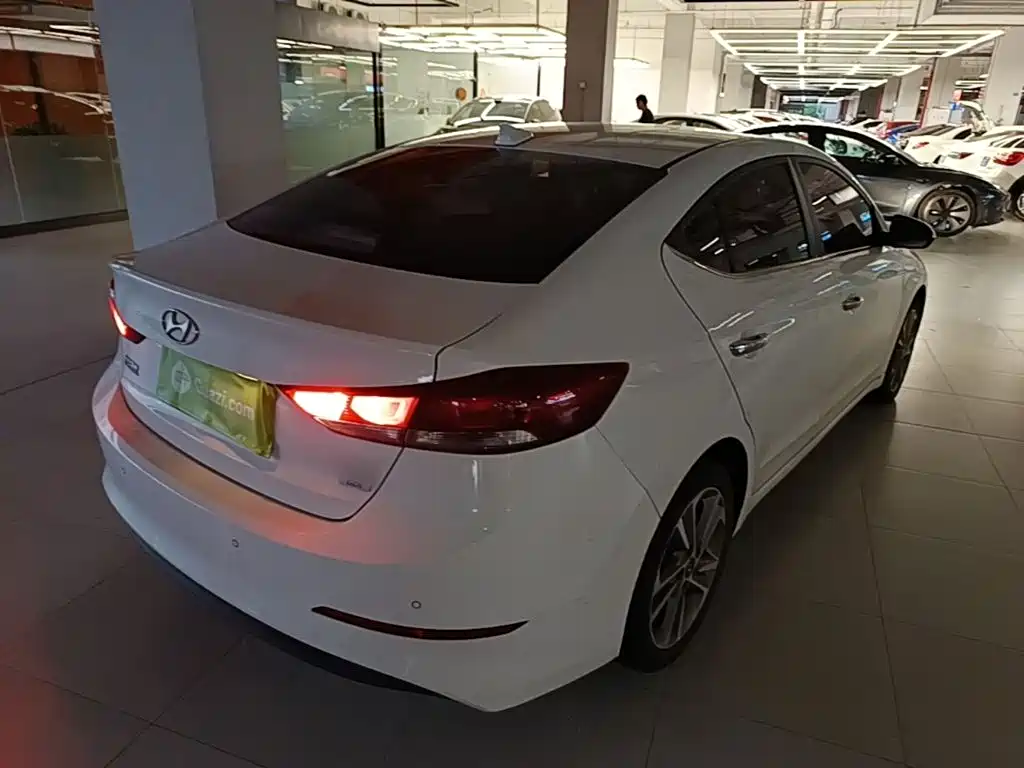 Hyundai Elantra — миниатюра 7