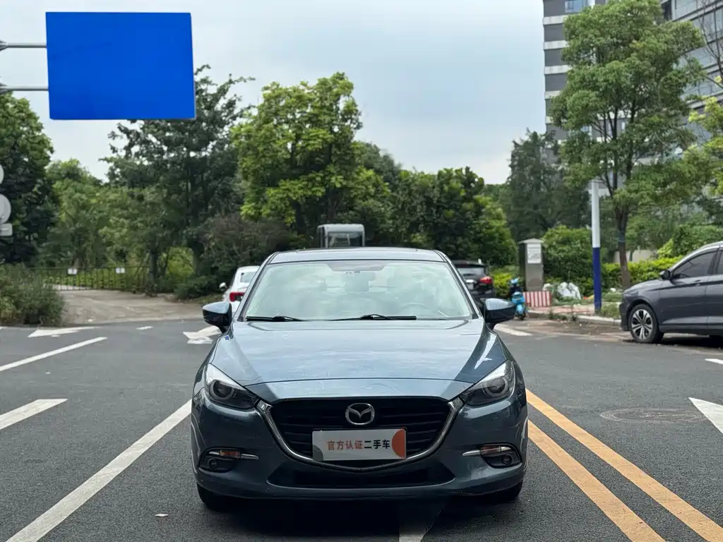 Mazda Mazda3 3 2017 1.5L AT Luxury V