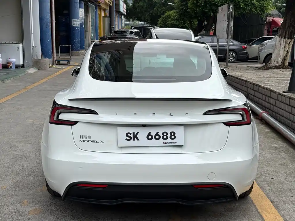 Tesla Model 3 — миниатюра 7
