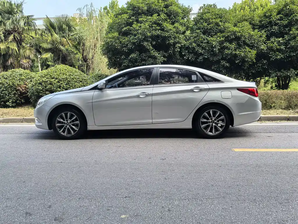Hyundai Sonata 2.0L Auto Luxury Edition, фото 4