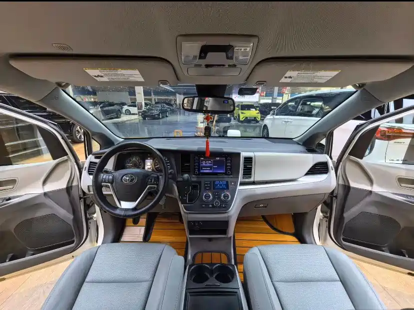 Toyota Sienna — миниатюра 8