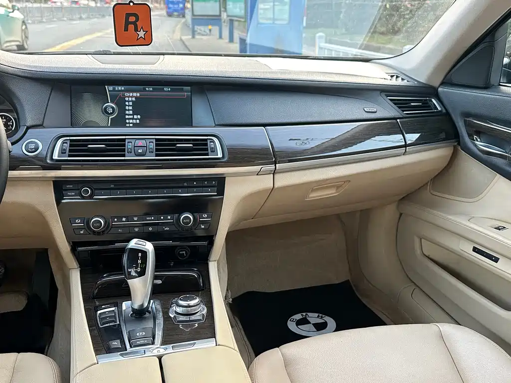 BMW 7 Series — миниатюра 13