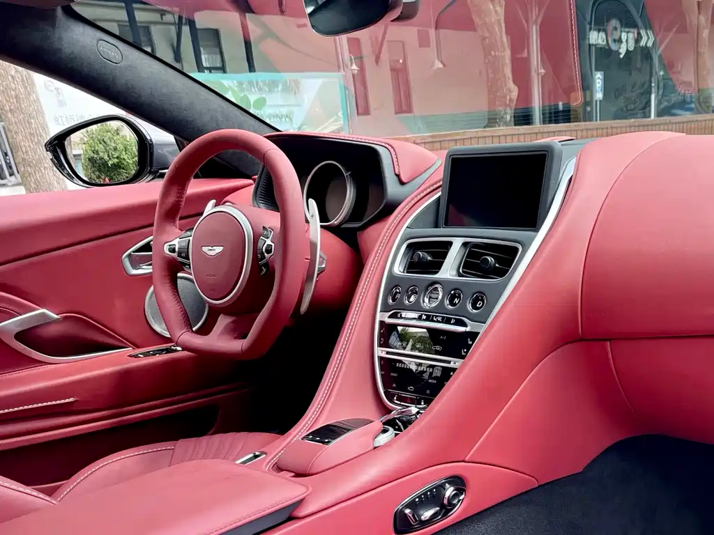 Aston Martin DB11 — миниатюра 17