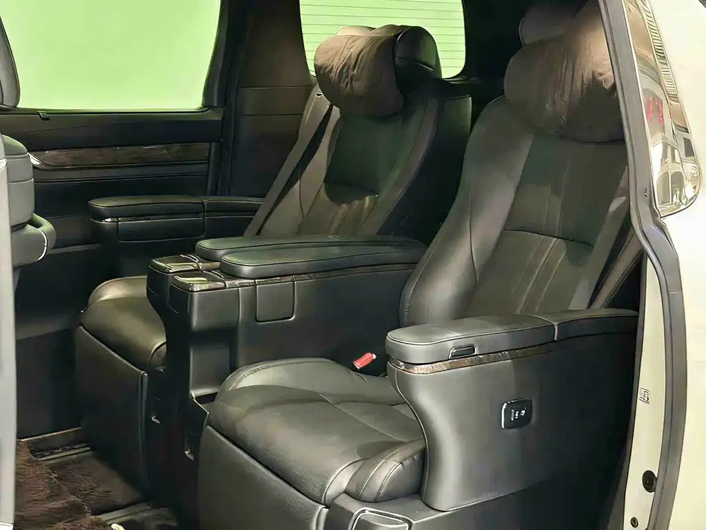Toyota Alphard - фото 11