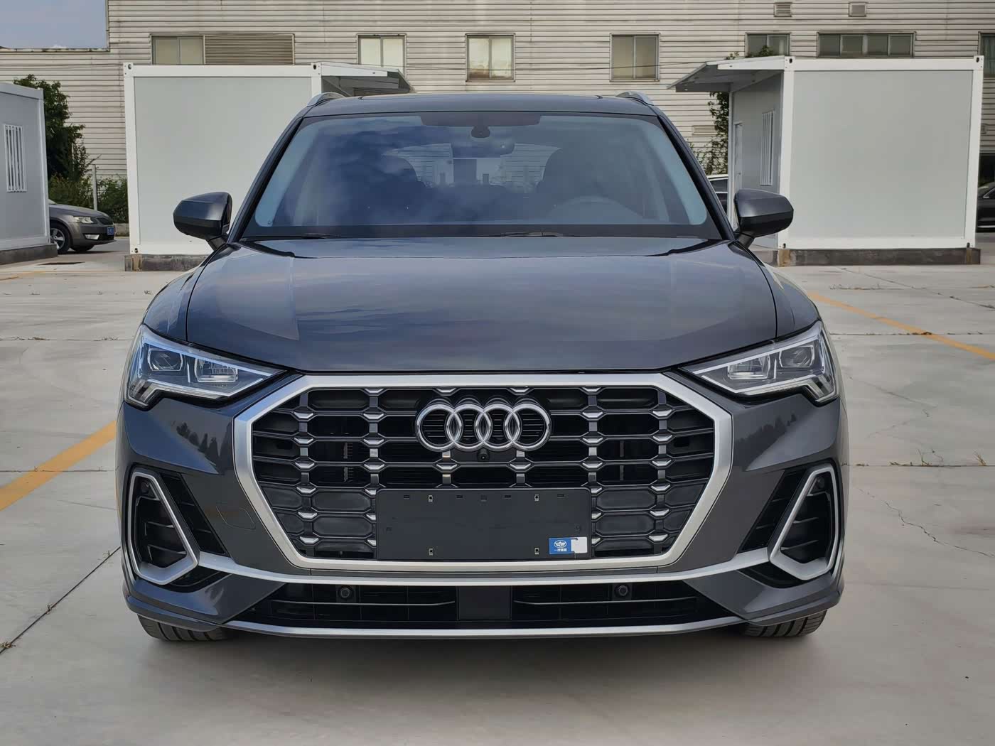 Audi Q3 1.4 л 2023 г. Серебристо-серый, пробег 27000 км