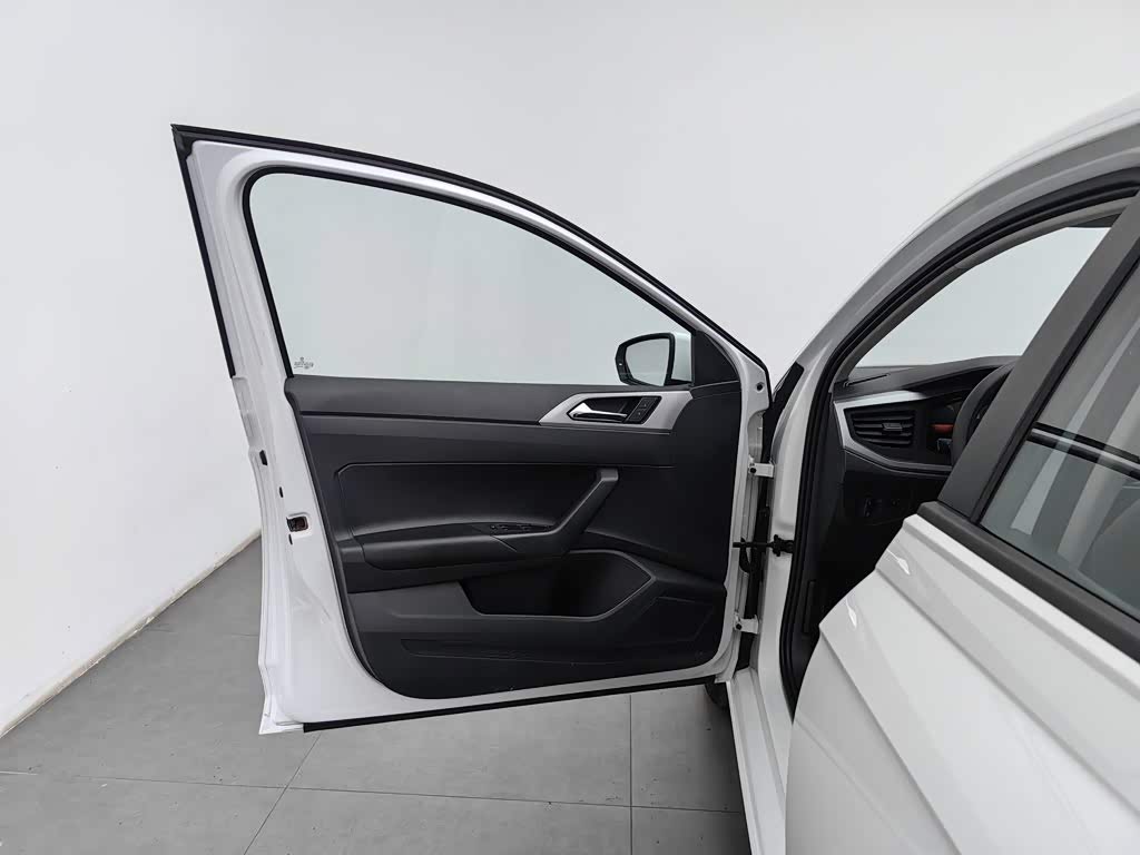 Volkswagen Polo 1.5 л 2023 г. Белый, пробег 30099 км